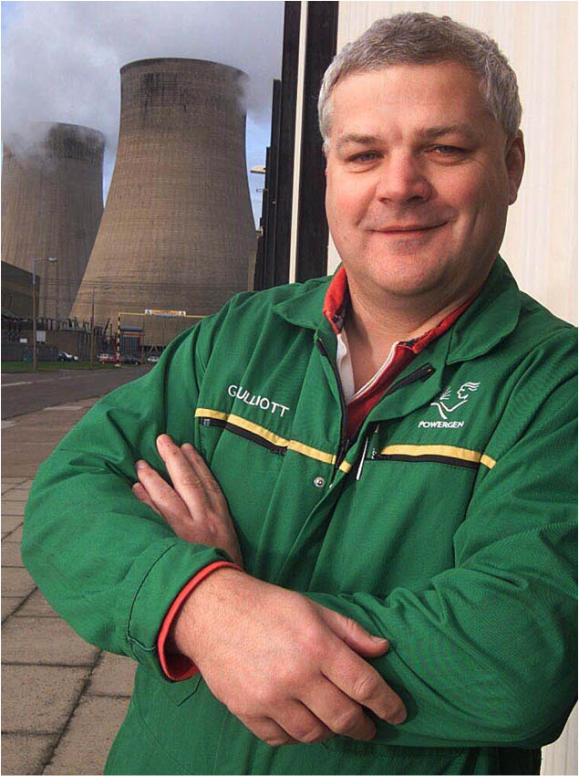 (PHOTO SHOOT NO. 0102-042 DIG) PLANT MANAGER AT THE RATCLIFFE POWER STATION GARY ULLIOTT FOR PIECE ON A 'WEEK IN THE LIFE OF'.